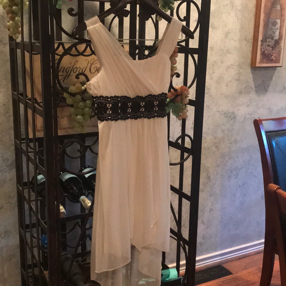 Girls Size 16 or a Womens size 1. Beautiful dress